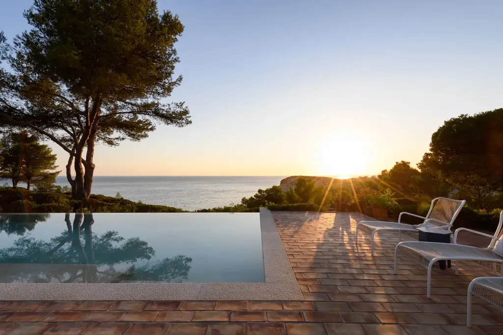 Villa avec piscine surplombant la mer au coucher du soleil en Algarve
